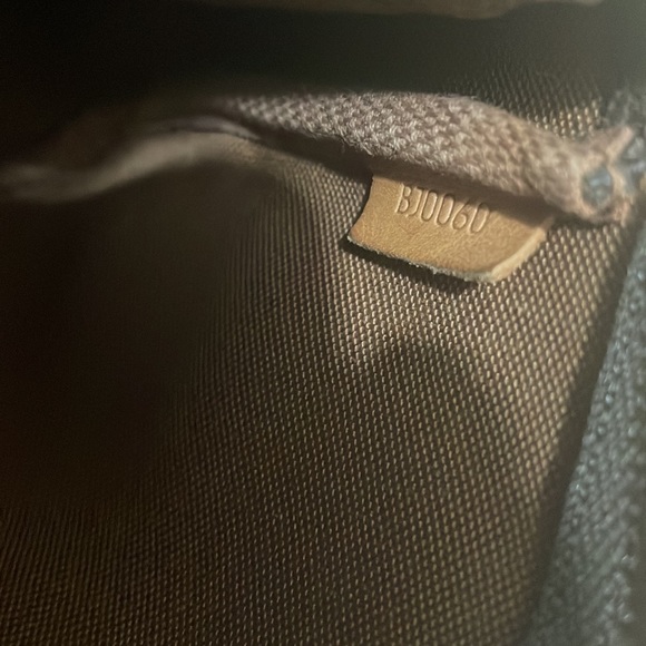 💥Authentic Vintage LV Monogram Pochette Crossbody Bag💥 - Picture 16 of 17